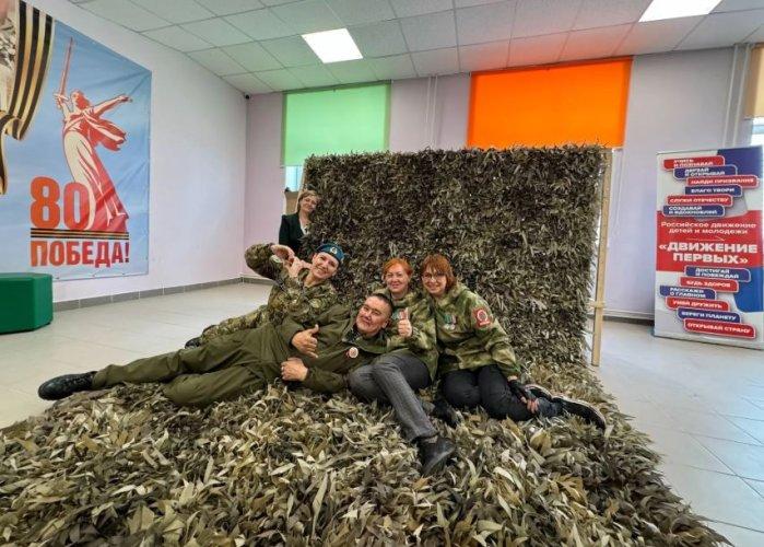 В Сургуте работник ведомственной охраны Минтранса России помогает СВО, плетя маскировочные сети