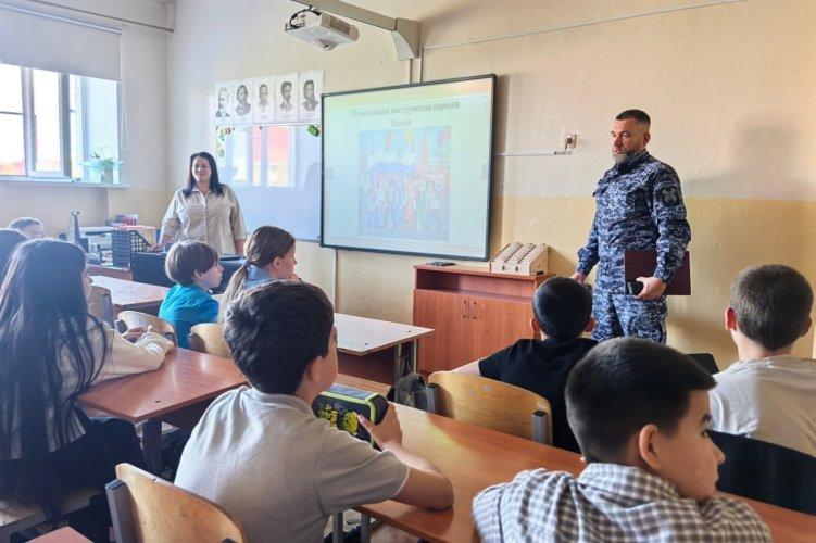 В Югре росгвардейцы проводят цикл патриотических мероприятий, посвящённых Дню языков народов России