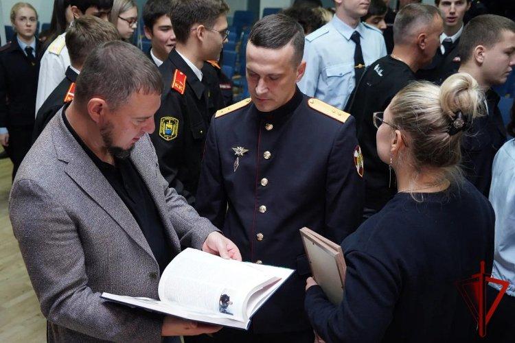 Масштабную встречу с молодежью Югры организовала Росгвардия к 10-летию регионального управления ведомства