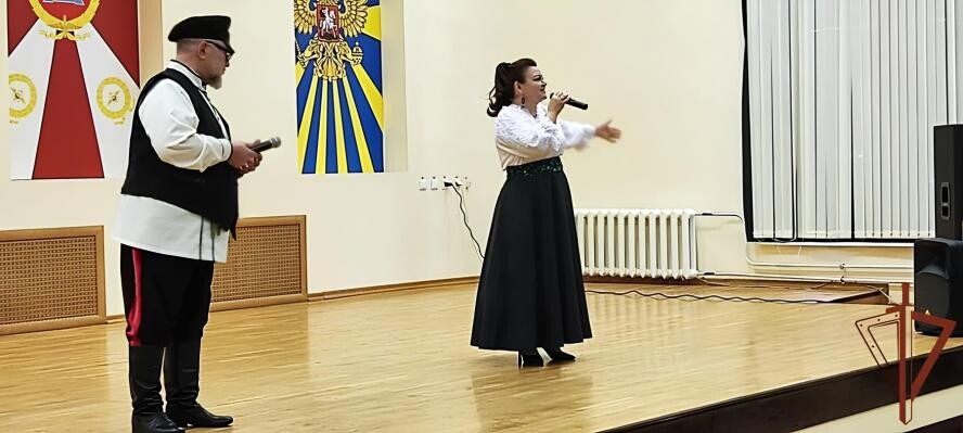 Петр и Марина Суховы исполнили песни на концерте в Чкаловске в рамках акции агитбригады “Звёздный десант“ при поддержке 