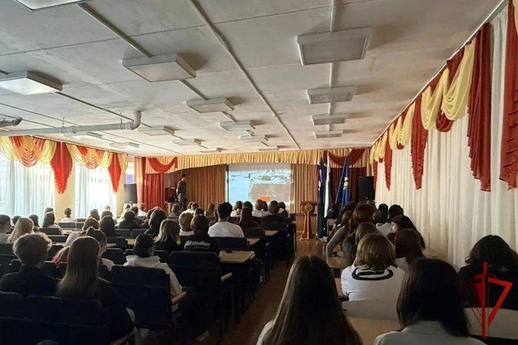 В Югре росгвардейцы провели агитационные уроки для абитуриентов и старшеклассников