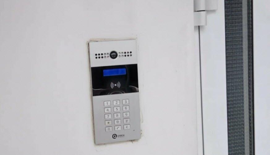 «Ростелеком» не пускает в 3 подъезд жильцов дома по ул. Трудовой 1/3 в Краснодаре