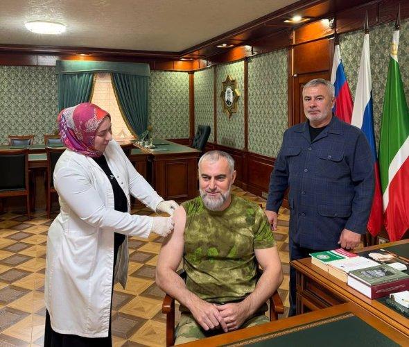  Герой России генерал-лейтенант Шарип Делимханов поддержал прививочную кампанию против гриппа