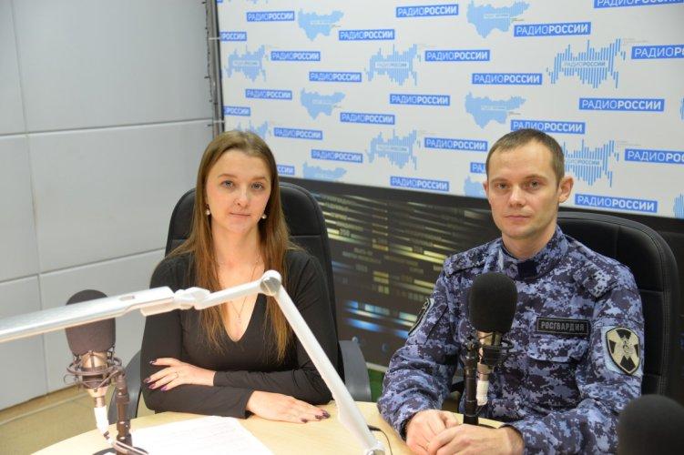 Офицер Росгвардии принял участие в авторской радиопрограмме, посвященной 74-й годовщине вневедомственной охраны